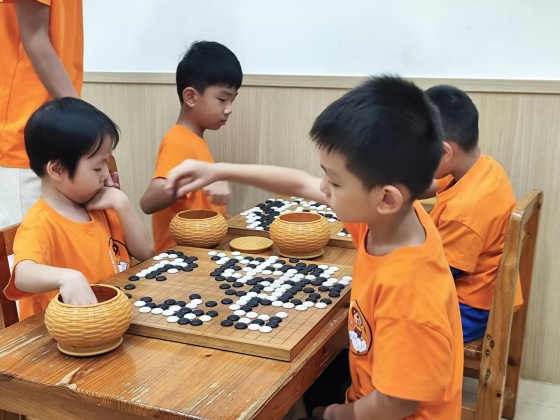 在棋盤上，執(zhí)掌風(fēng)云變化的小棋手_副本.jpg