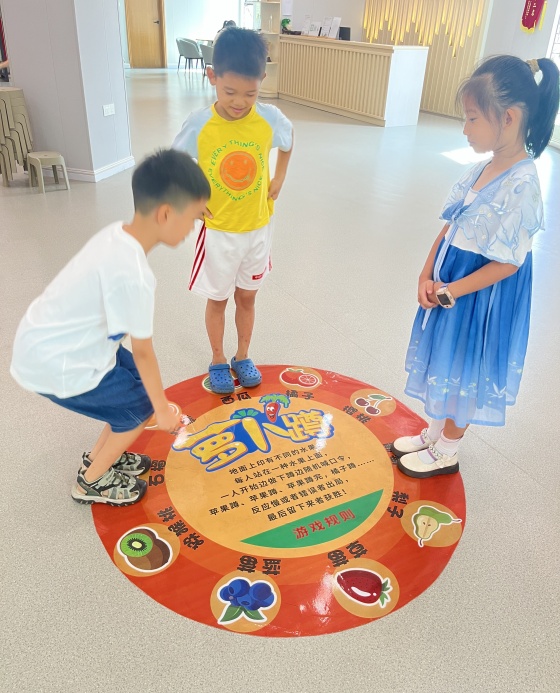 周日基礎(chǔ)班課間活動(dòng)，孩子們最喜歡玩的蘿卜蹲游戲_副本.jpg