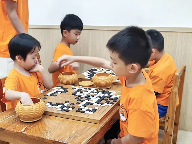 在棋盤上，執(zhí)掌風(fēng)云變化的小棋手_副本.jpg
