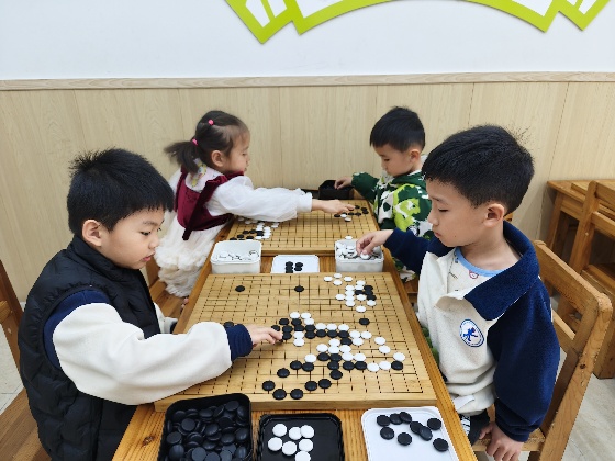 4、小棋手們兩兩對(duì)坐，眼神專注，正在認(rèn)真的思考每一步落子呢_副本.jpg