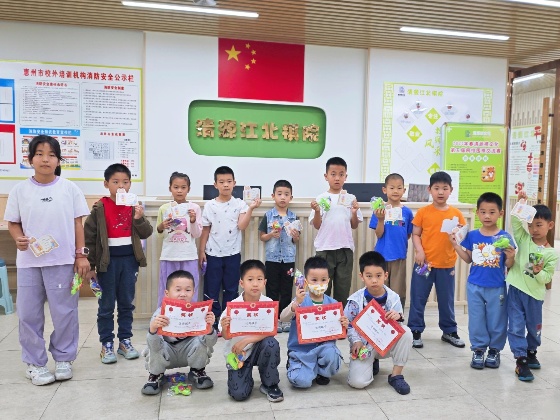 4、在本周，棋院給在上周獲得全勤的小棋手頒發(fā)了獎(jiǎng)狀和小禮物_副本.jpg
