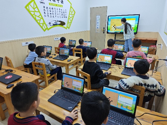 5、一起來(lái)看看我們?cè)诙嗝襟w課室上課的小棋手們的上課表現(xiàn)吧_副本.jpg