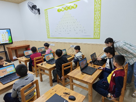4、也就是從本周開始我們可以使用多媒體課室上課啦，所以我們本周的照片分享選擇的也是小棋手們使用多媒體課室上課的一些照片~_副本.jpg