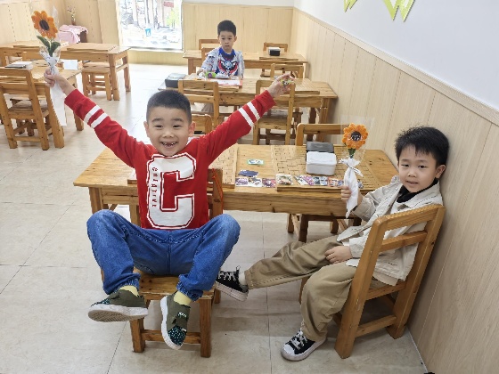 6、其中，棋院在發(fā)放小禮品時，給咱們小棋手們拍攝了一些照片，一起來看看吧~_副本.jpg